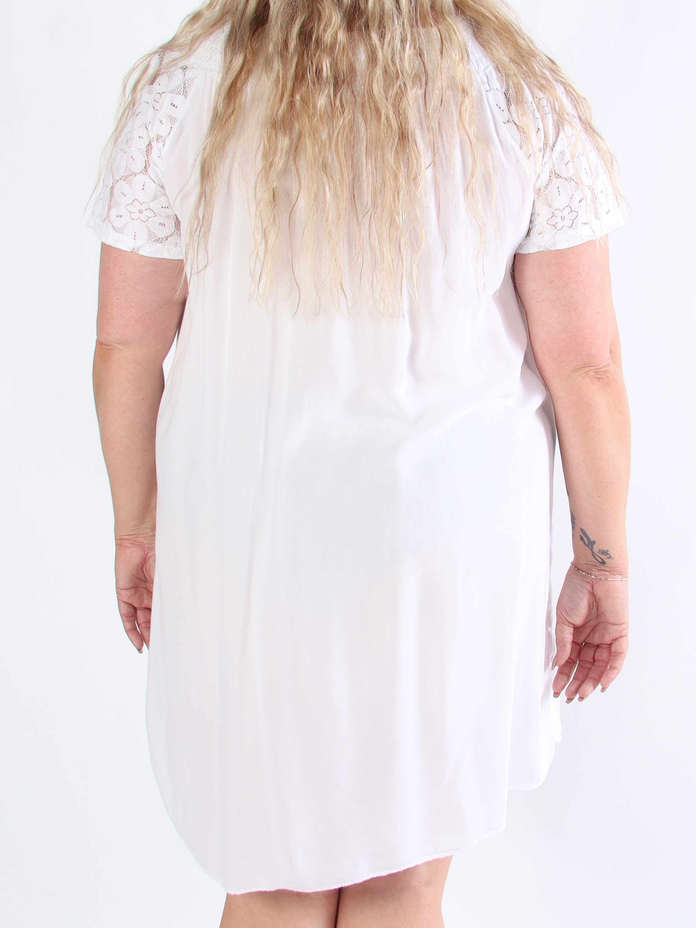 Fjola - Plus size tunikaklänning i bomull med spets fram